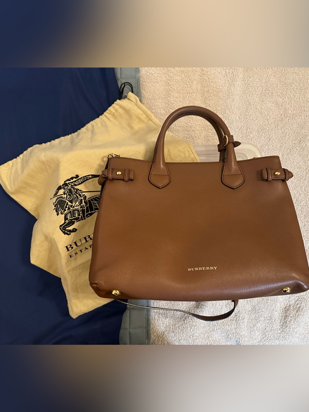 Burberry Medium Banner Tote Bag in Tan Grained Derby Leather - Picture 9 of 16